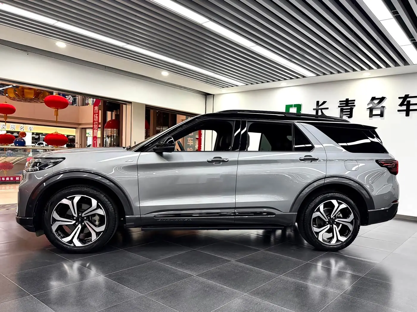Ford Explorer 2023 — Фото 3/16