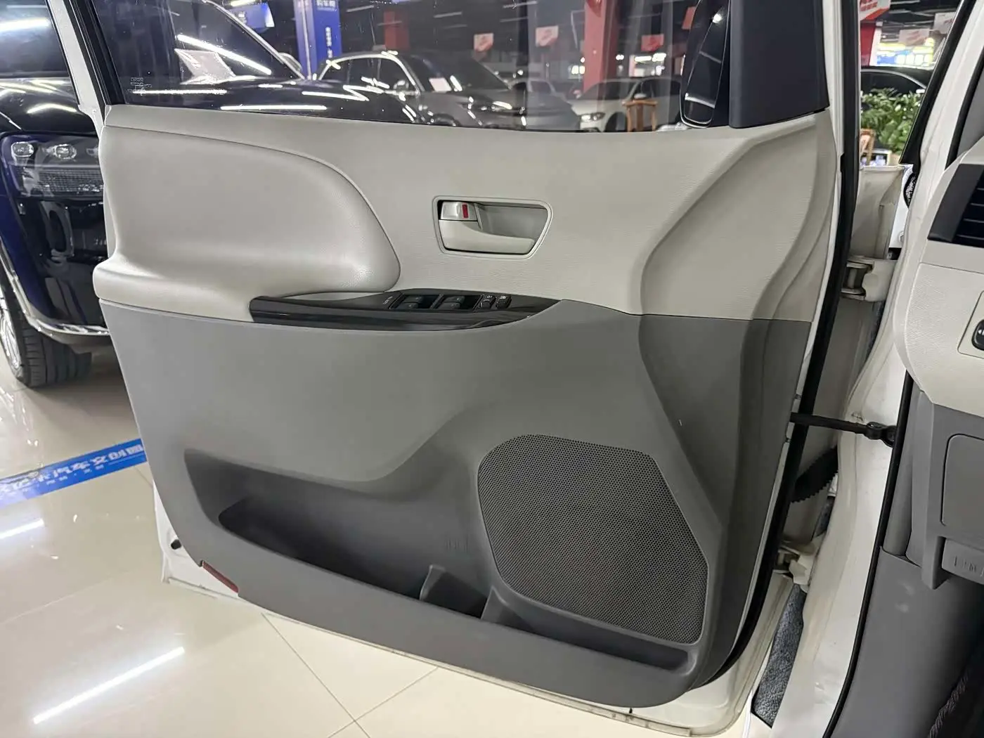 Toyota Sienna 2015 — ფოტო 12/17