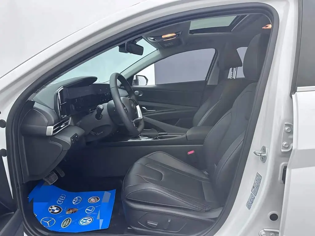 Hyundai Elantra 2023 — Photo 10/18