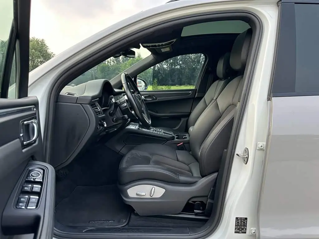 Porsche Macan 2020 — Photo 8/20