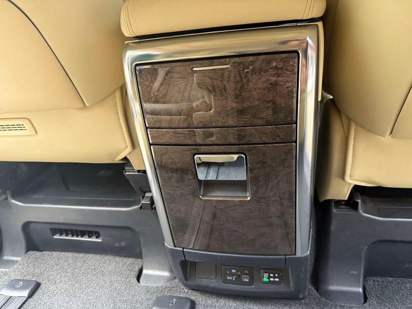 Toyota Alphard 2022 — Photo 14/18