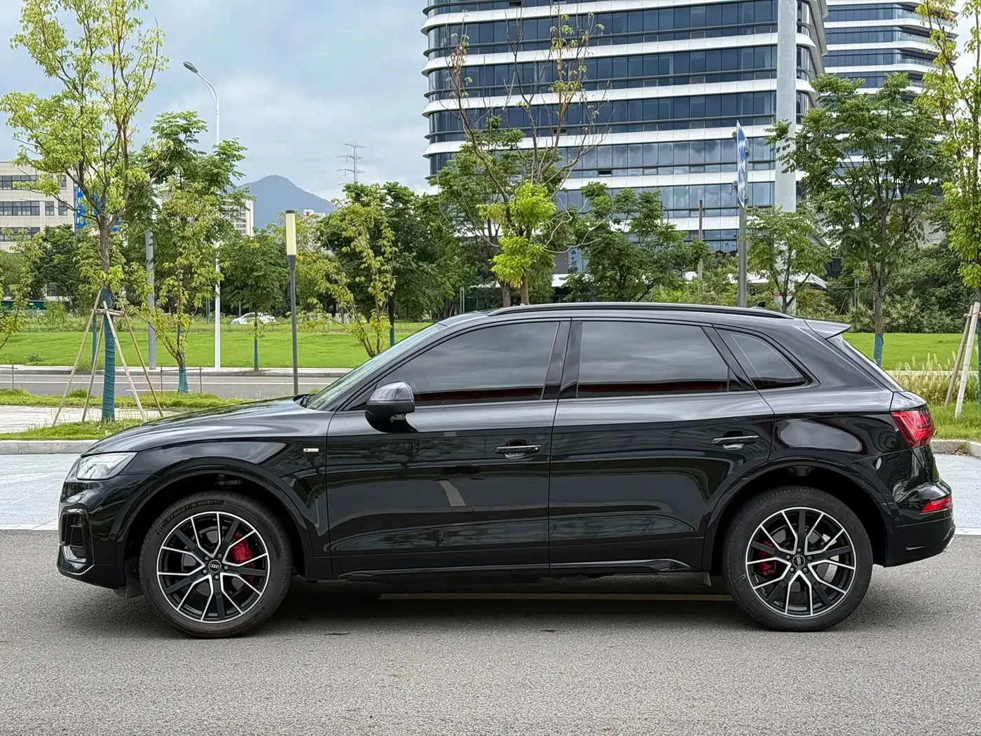 Audi Q5L 2024 — Photo 3/18