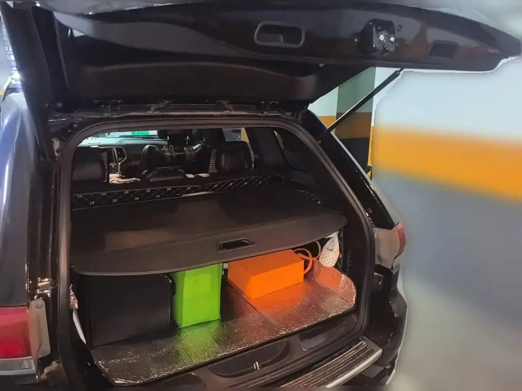 Jeep Grand Cherokee 2018 — Şəkil 10/20