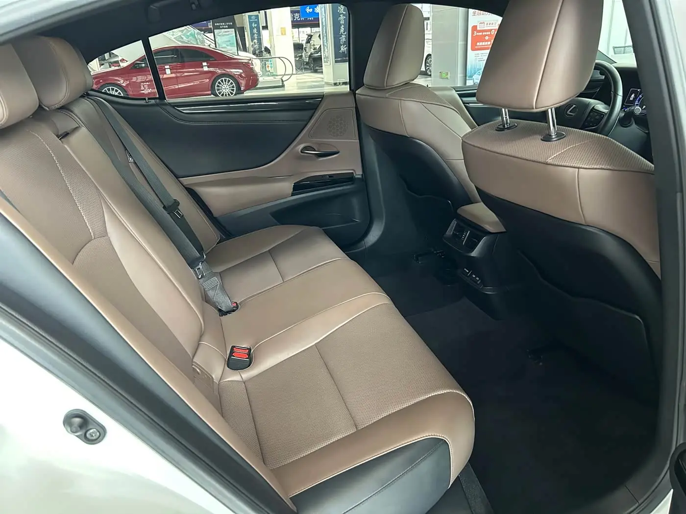 Lexus ES 2023 — Photo 8/20