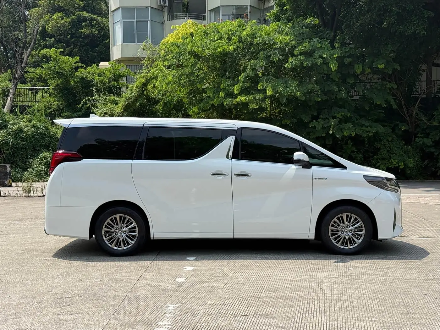 Toyota Alphard 2022 — Photo 3/20