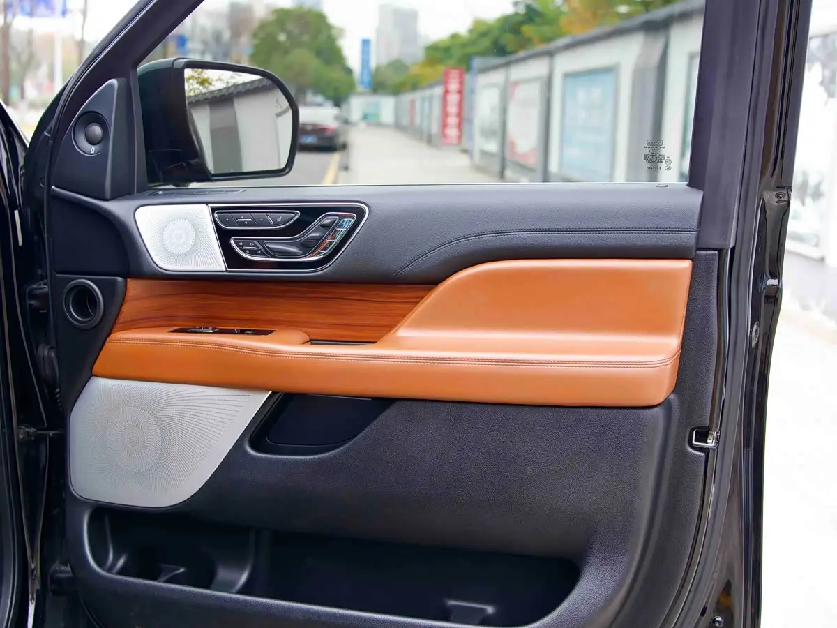 Lincoln Navigator 2019 — Photo 13/18