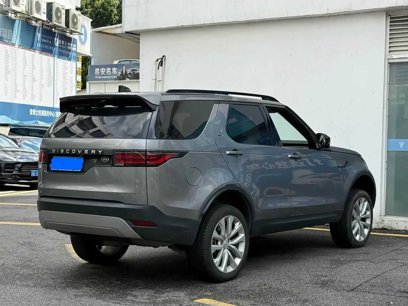 Land Rover Discovery 2023 — Фото 17/18