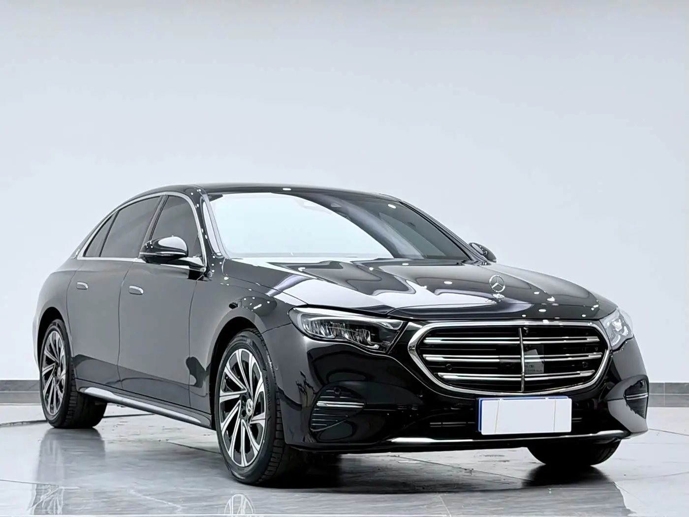 Mercedes-Benz E-Class 2025 — Photo 11/20