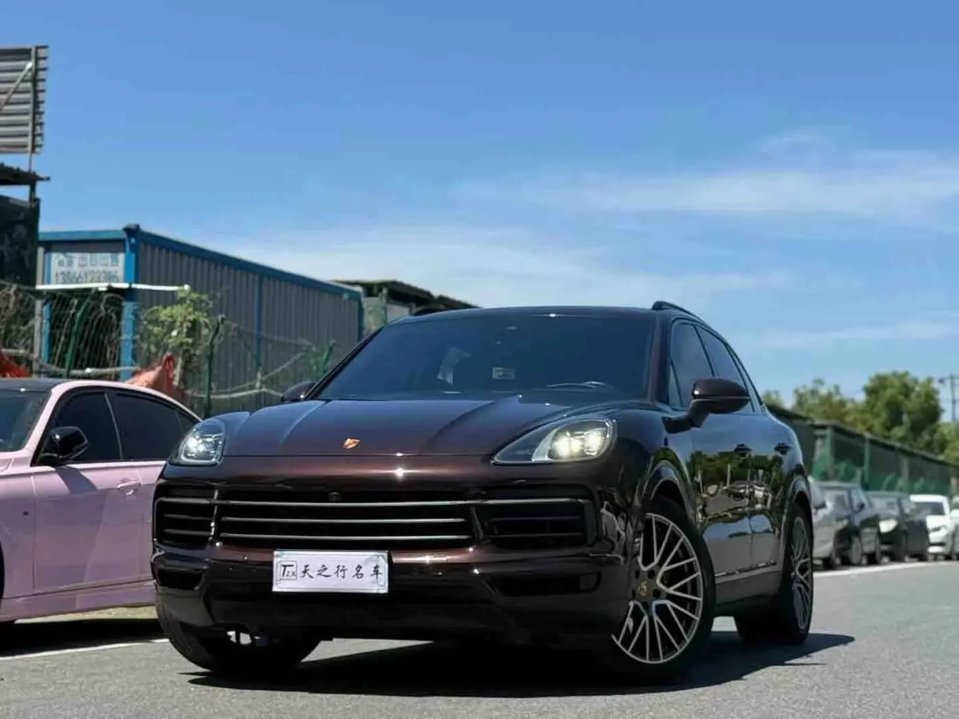 Porsche Cayenne 2023 — Photo 1/9