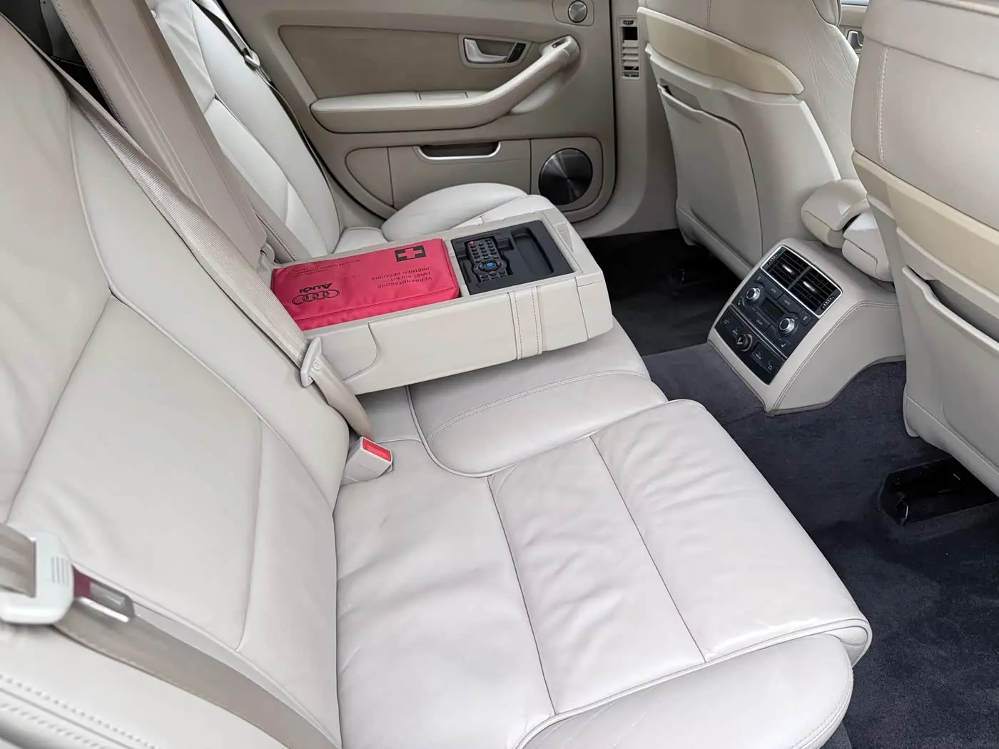 Audi S8 2009 — Photo 11/17