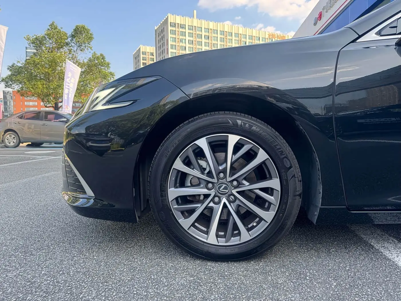 Lexus ES 2025 — Photo 8/13