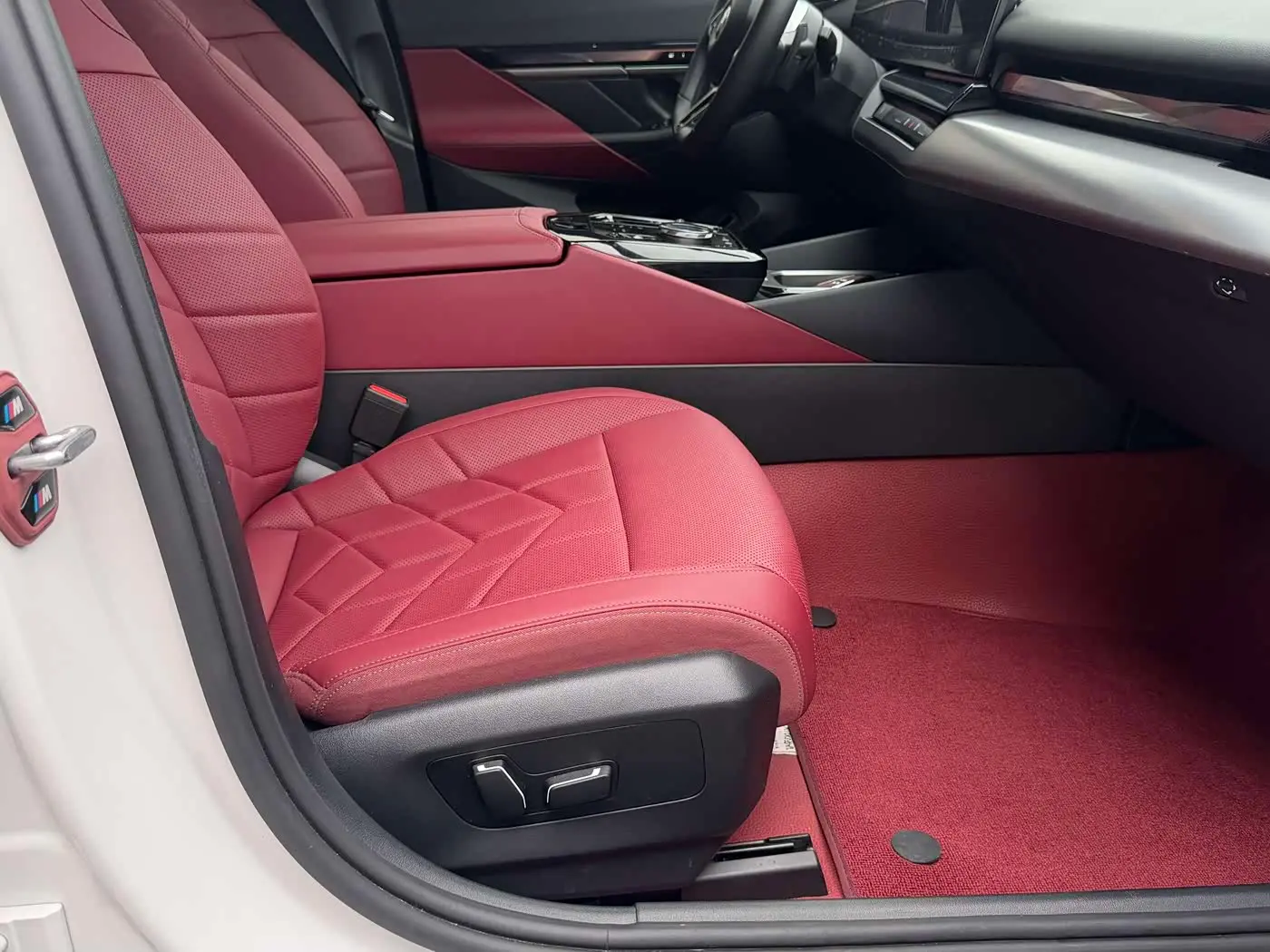 BMW 5 Series 2025 — Photo 7/12
