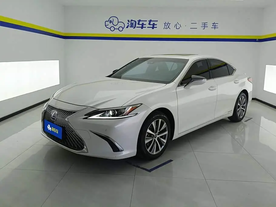 Lexus ES 2020 — Photo 1/16