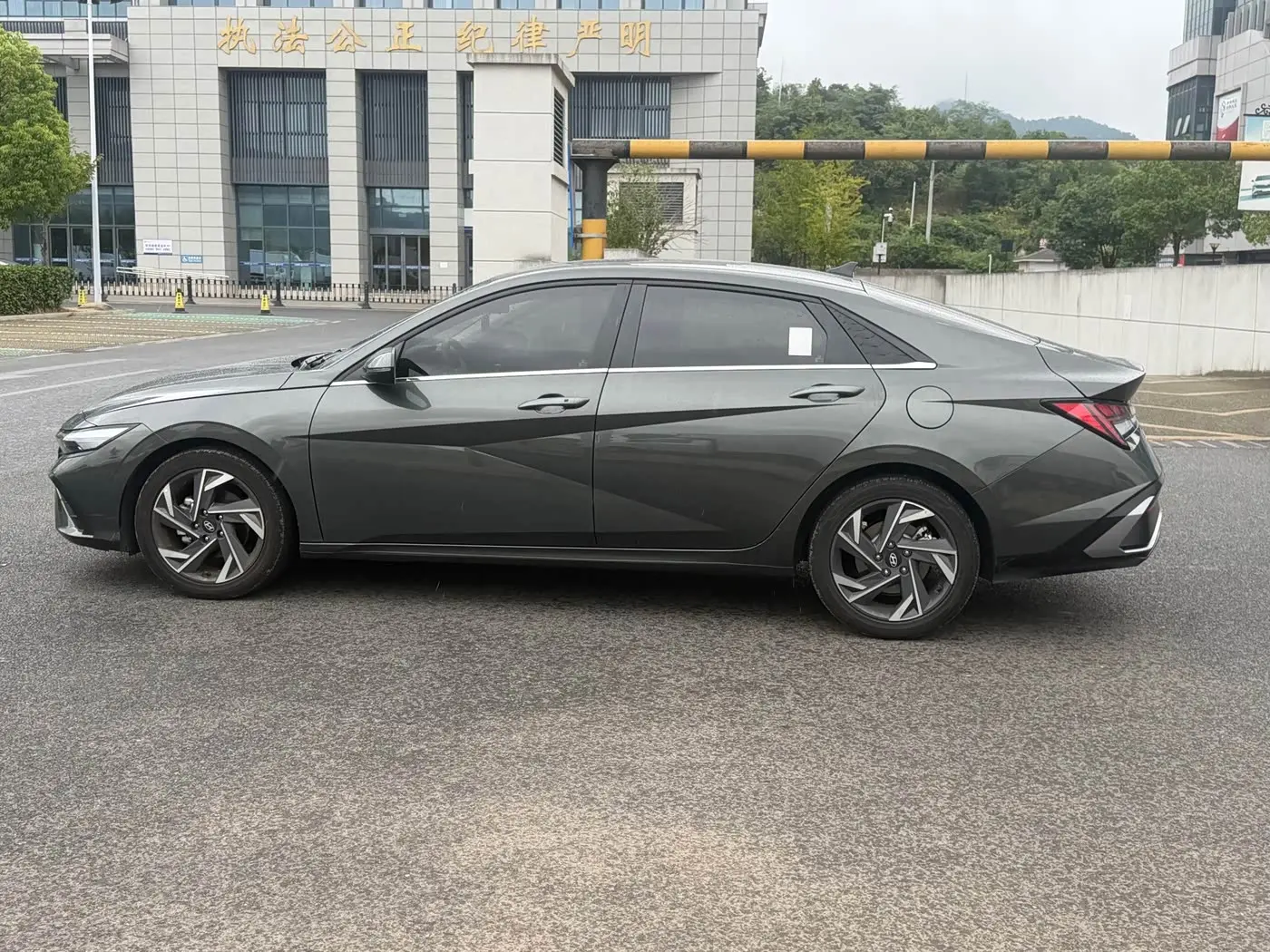 Hyundai Elantra 2025 — Фото 6/12