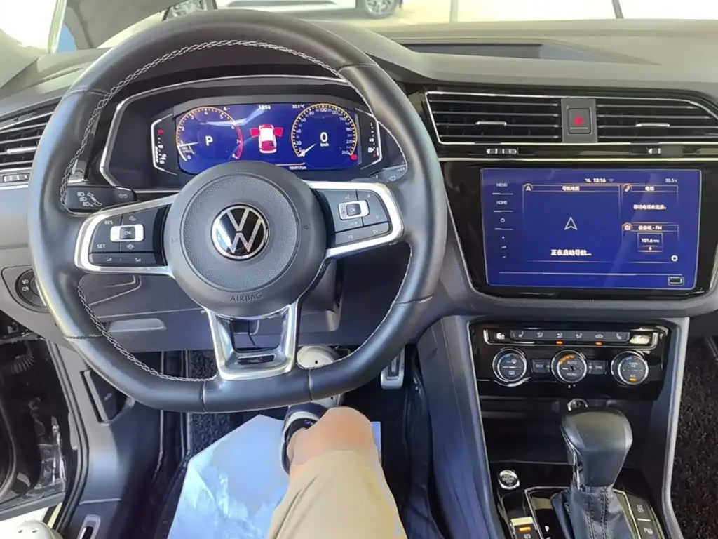 Volkswagen Tiguan L 2021 — Şəkil 10/20