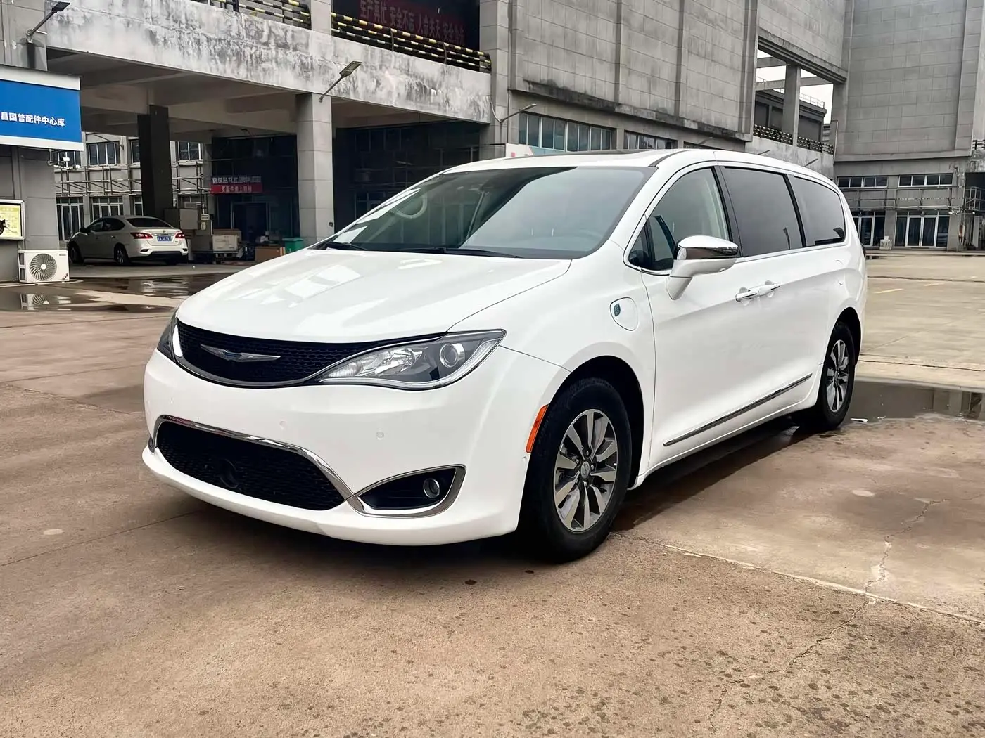 Chrysler Grand Caravan PHEV 2025 — Photo 1/17