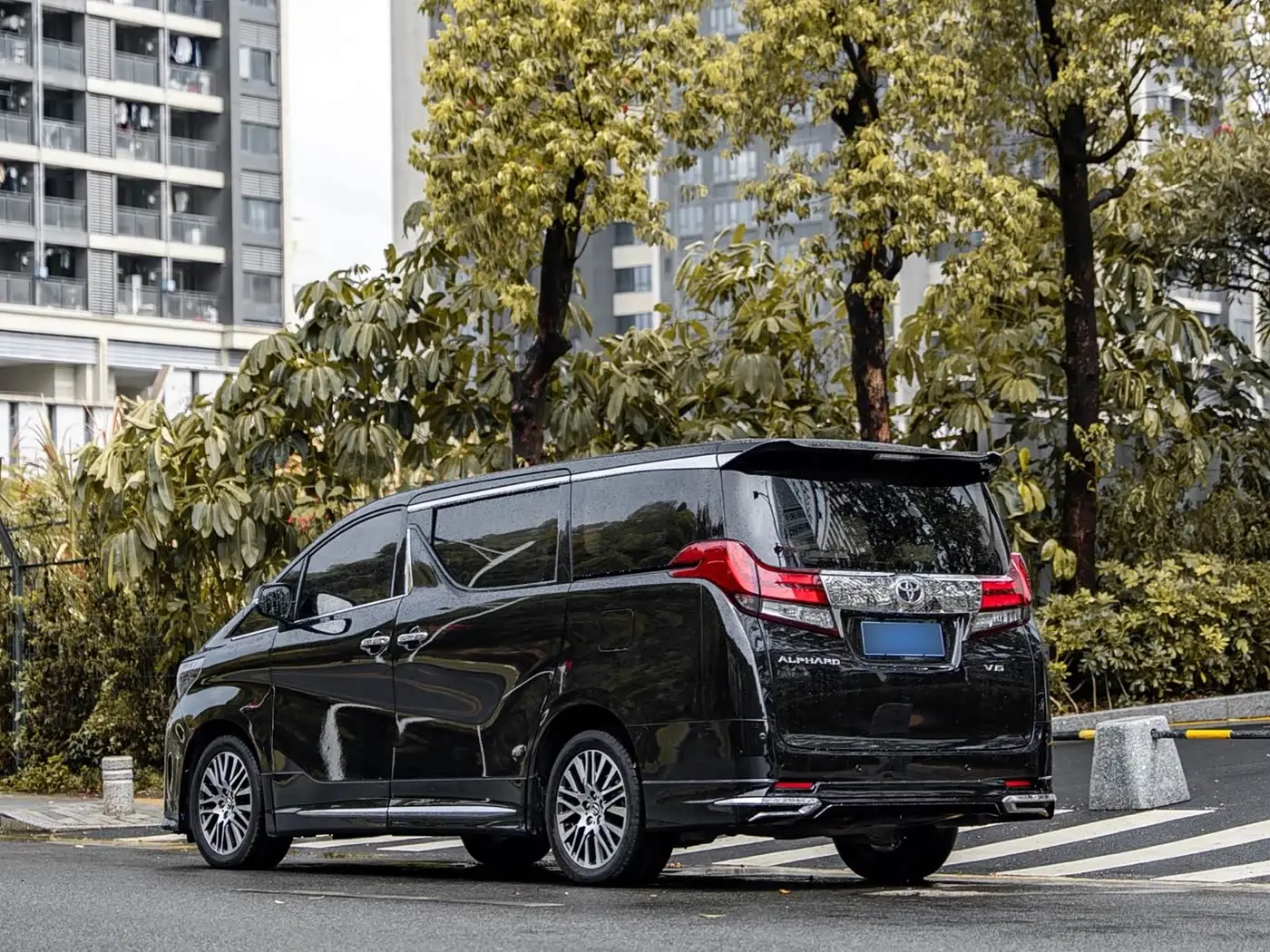 Toyota Alphard 2016 — Photo 16/18