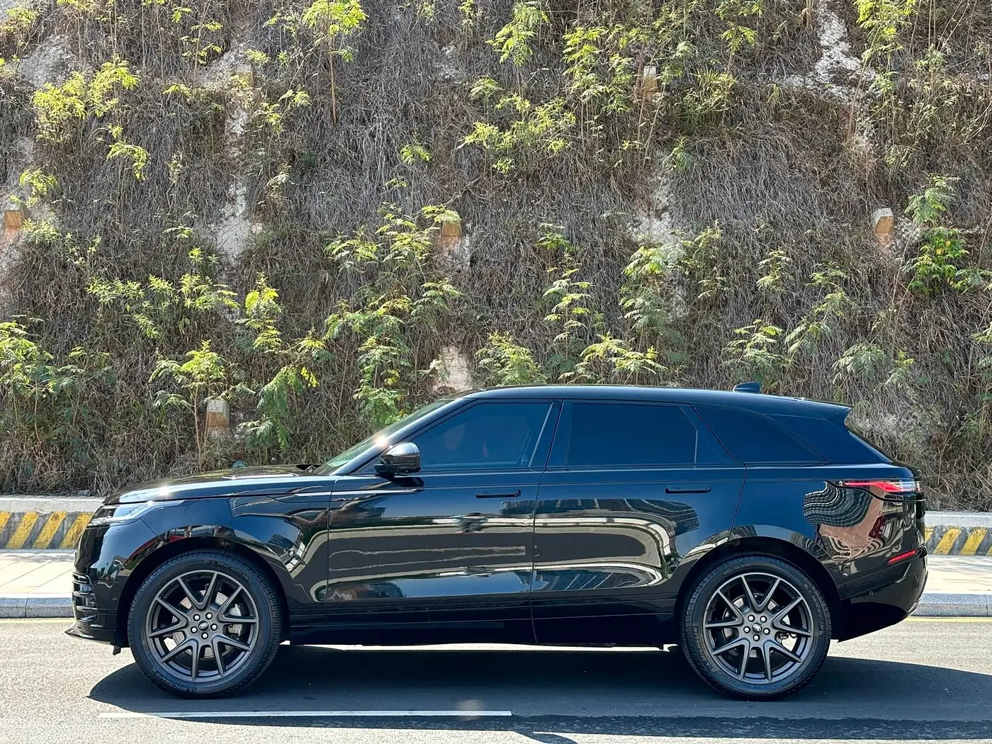 Land Rover Range Rover Velar 2024 — Фото 3/15