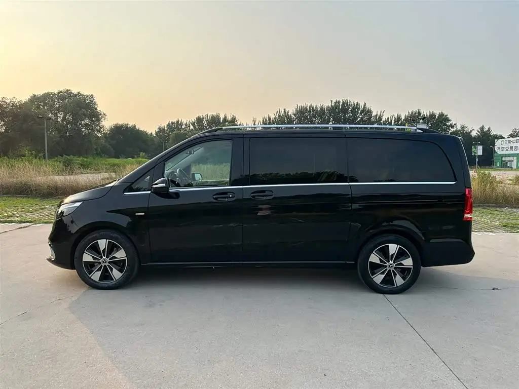 Mercedes-Benz V-Class 2023 — Photo 7/20
