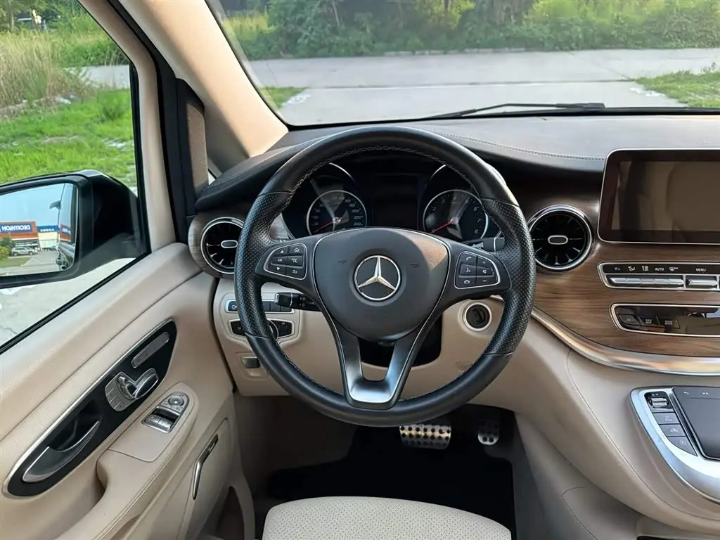 Mercedes-Benz V-Class 2023 — Photo 19/20