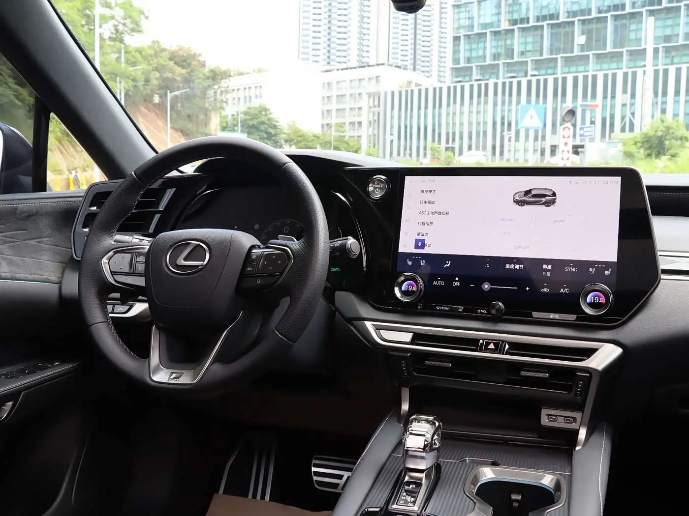 Lexus RX 2023 — Photo 17/20