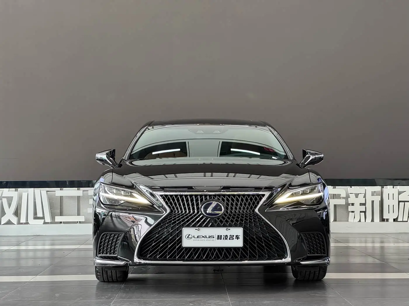 Lexus LS 2021 — Photo 2/15