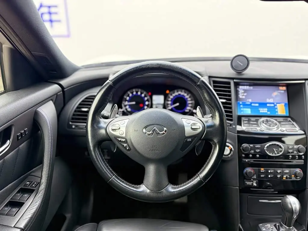 Infiniti QX70 2018 — Şəkil 13/17