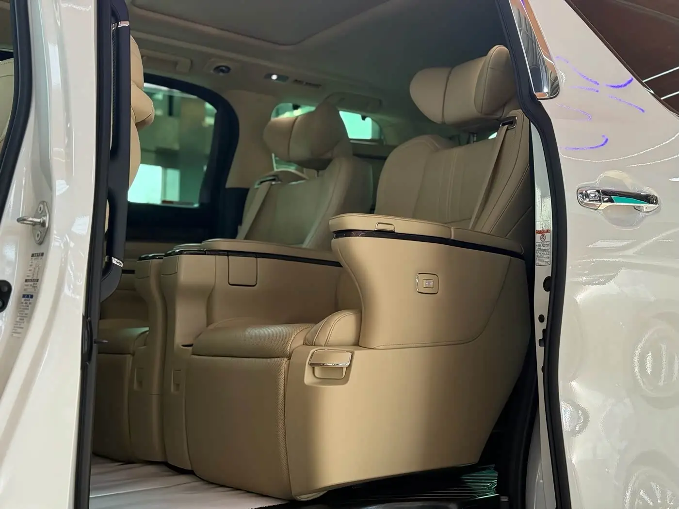 Toyota Alphard 2021 — Photo 17/20