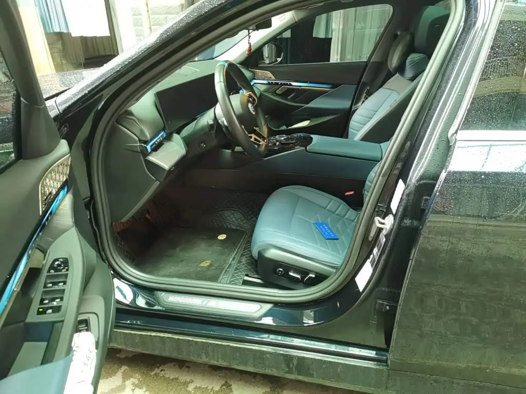 BMW 5 Series 2024 — Photo 12/20