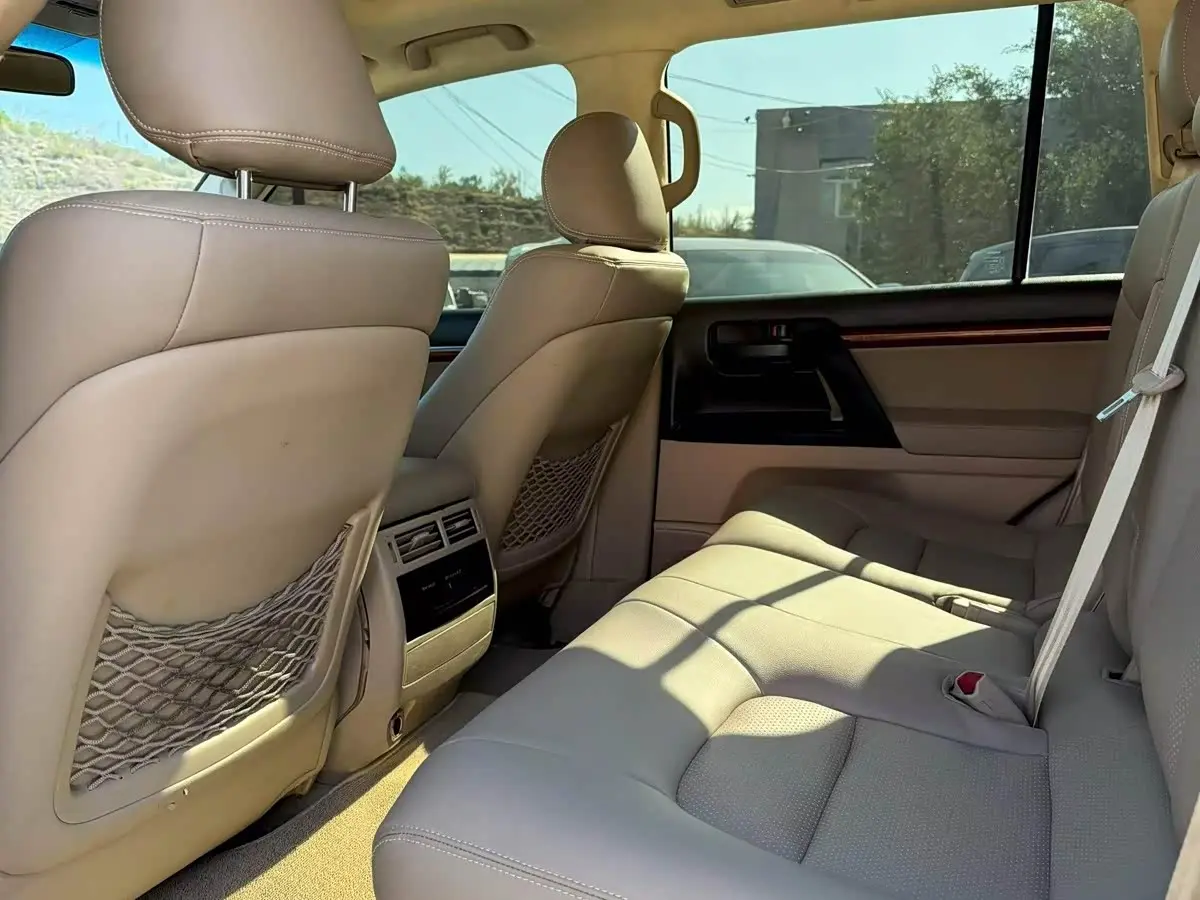 Toyota Land Cruiser 2015 — Photo 6/15