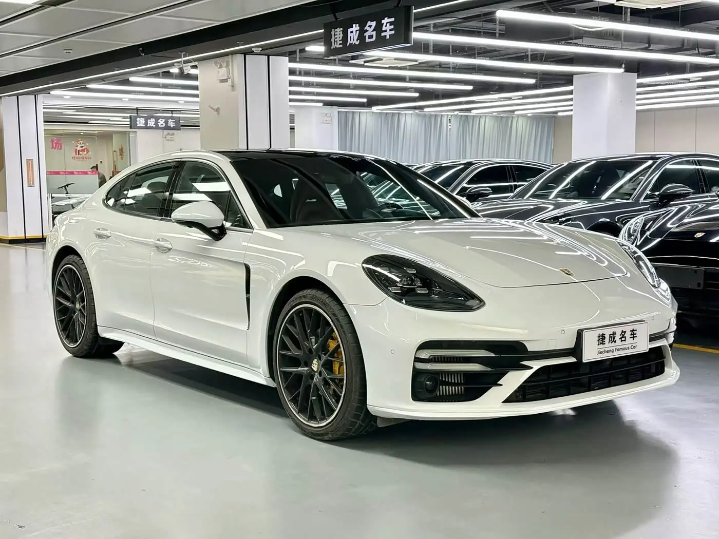 Porsche Panamera 2021 — Photo 1/8