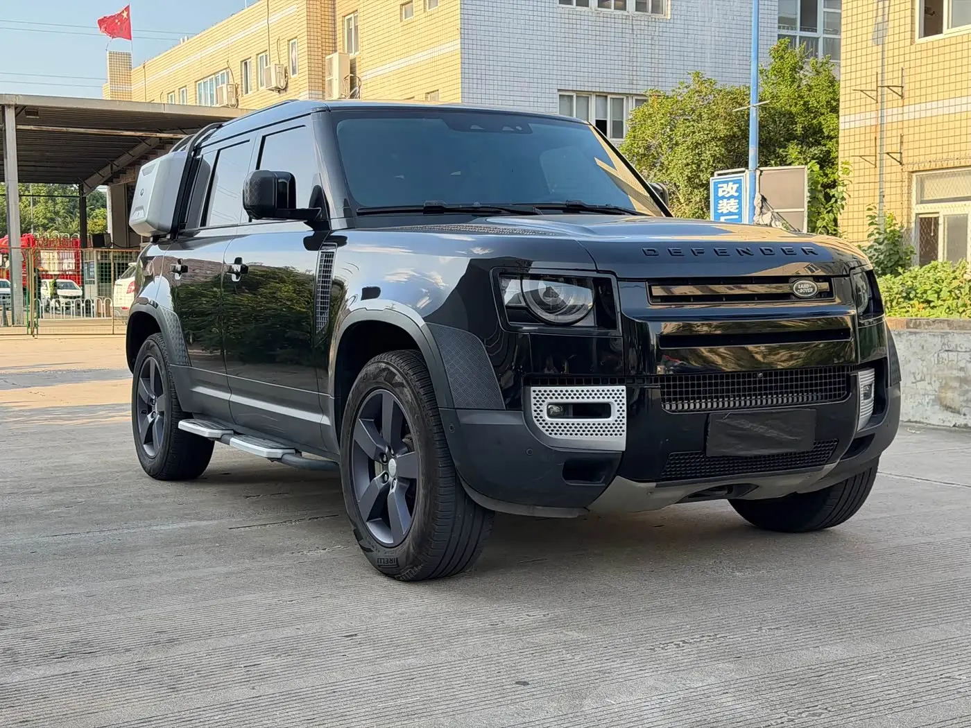 Land Rover Defender 2021 — Photo 3/17