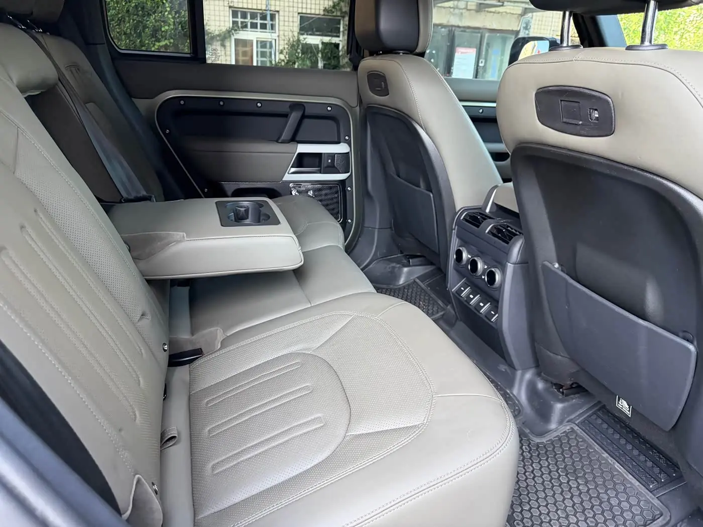 Land Rover Defender 2021 — Photo 13/17