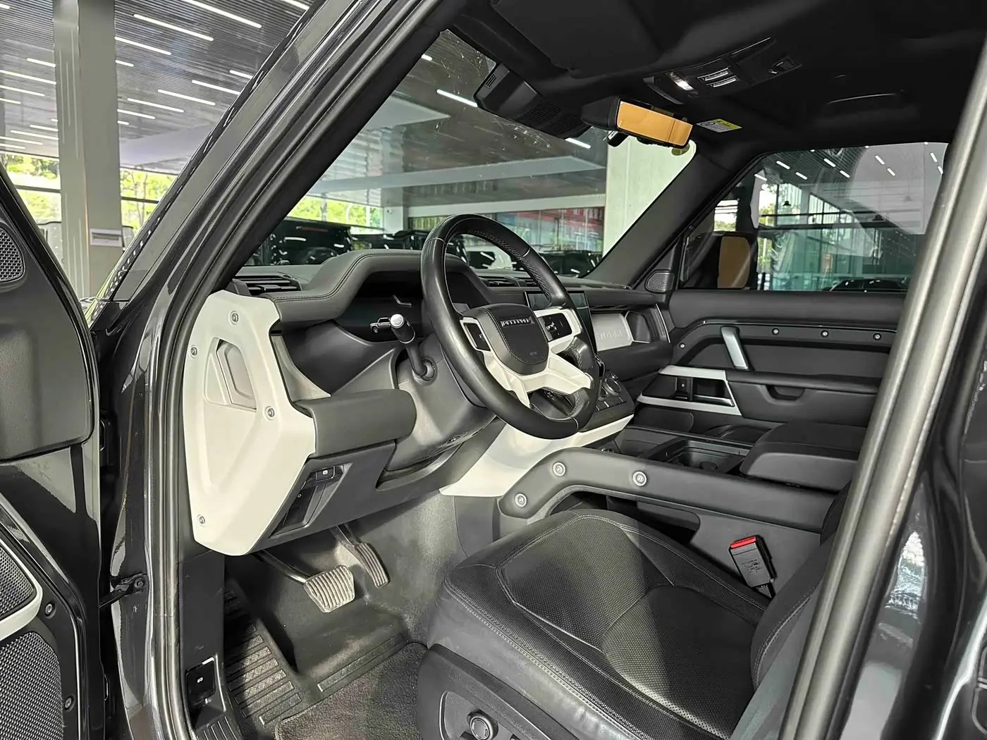 Land Rover Defender 2023 — Photo 4/12