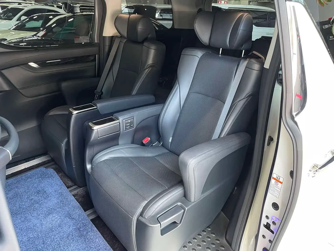 Toyota Vellfire 2021 — Фото 9/19