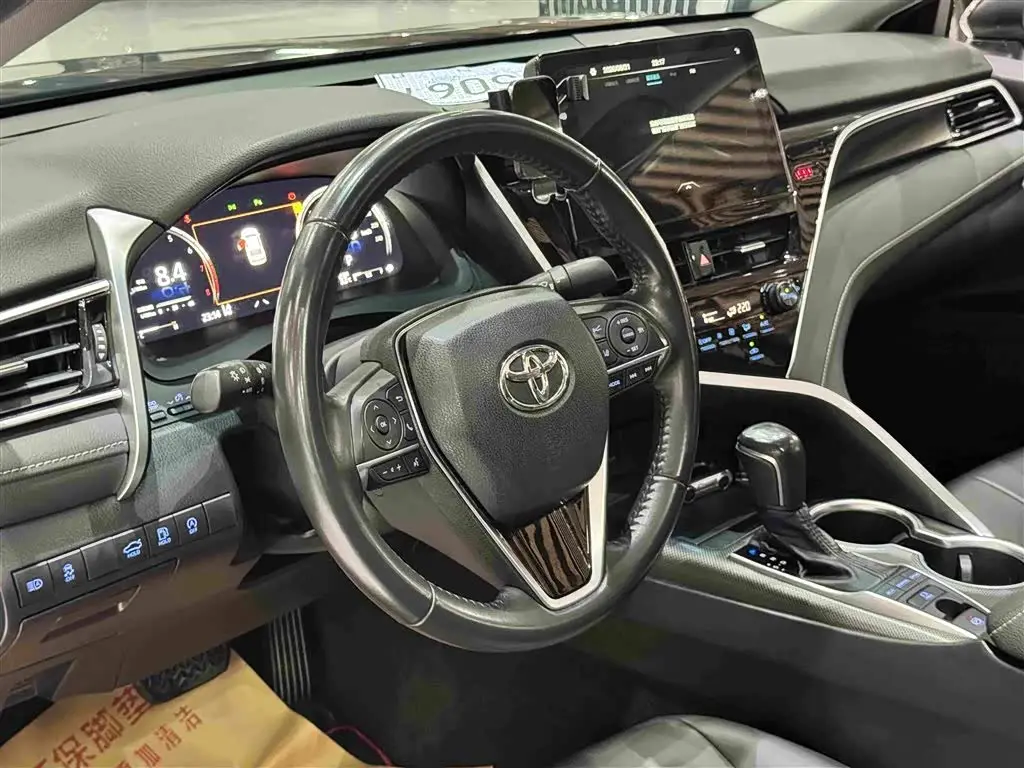 Toyota Camry 2023 — Photo 8/10