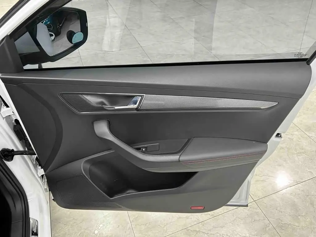 Škoda Karoq 2024 — Photo 17/20