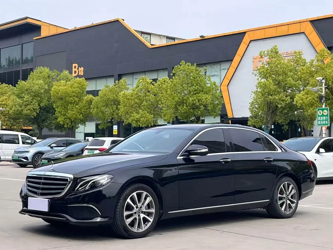 Mercedes-Benz E-Class 2019 — Photo 1/9