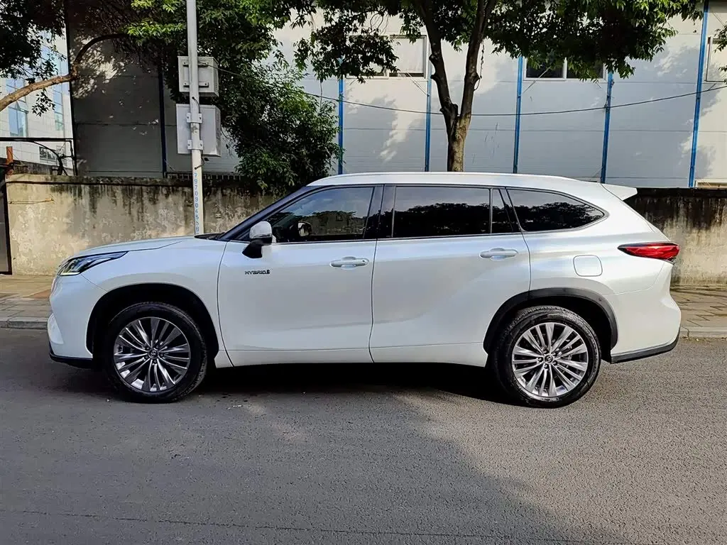 Toyota Highlander 2022 — Фото 3/11