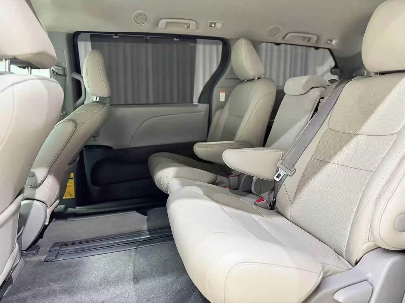 Toyota Sienna 2015 — Şəkil 8/15