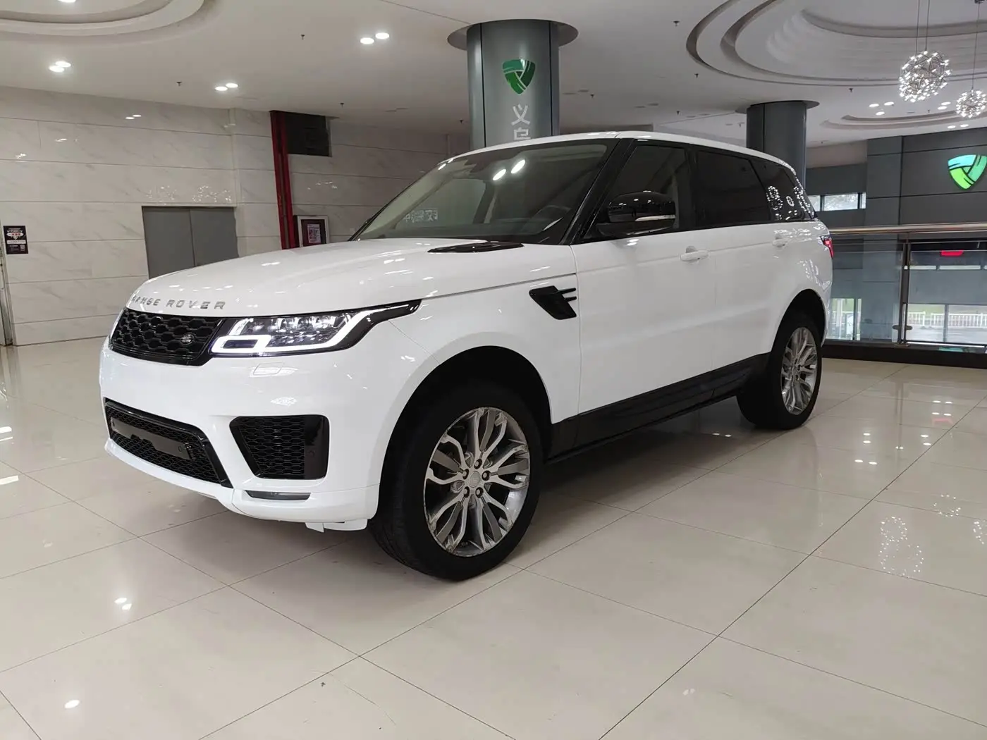 Land Rover Range Rover Sport 2016 — Photo 1/9