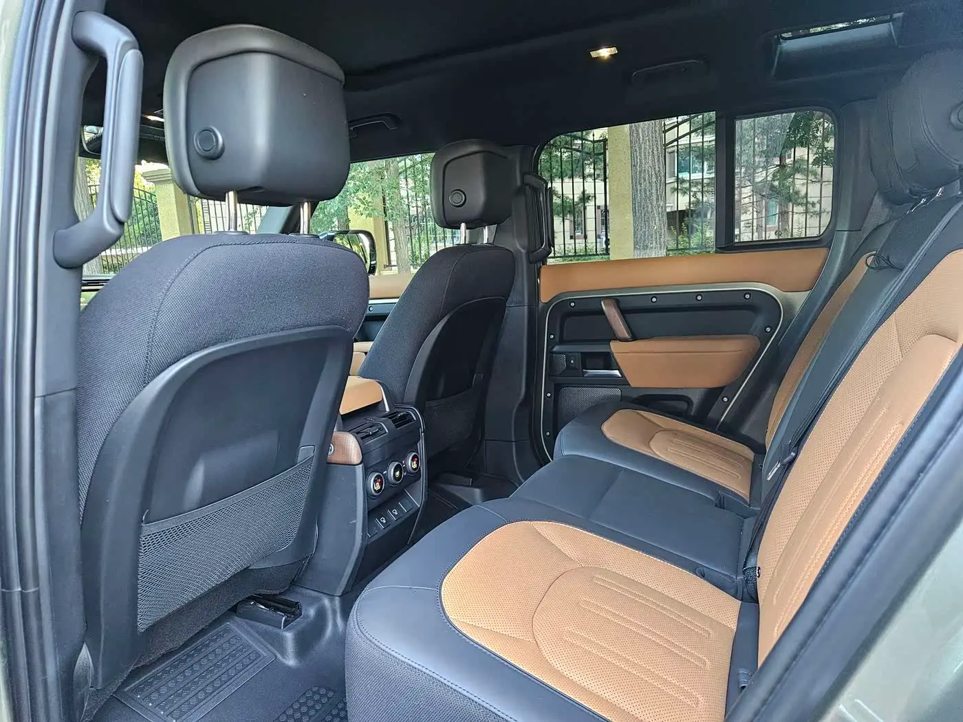 Land Rover Defender 2023 — Фото 8/20