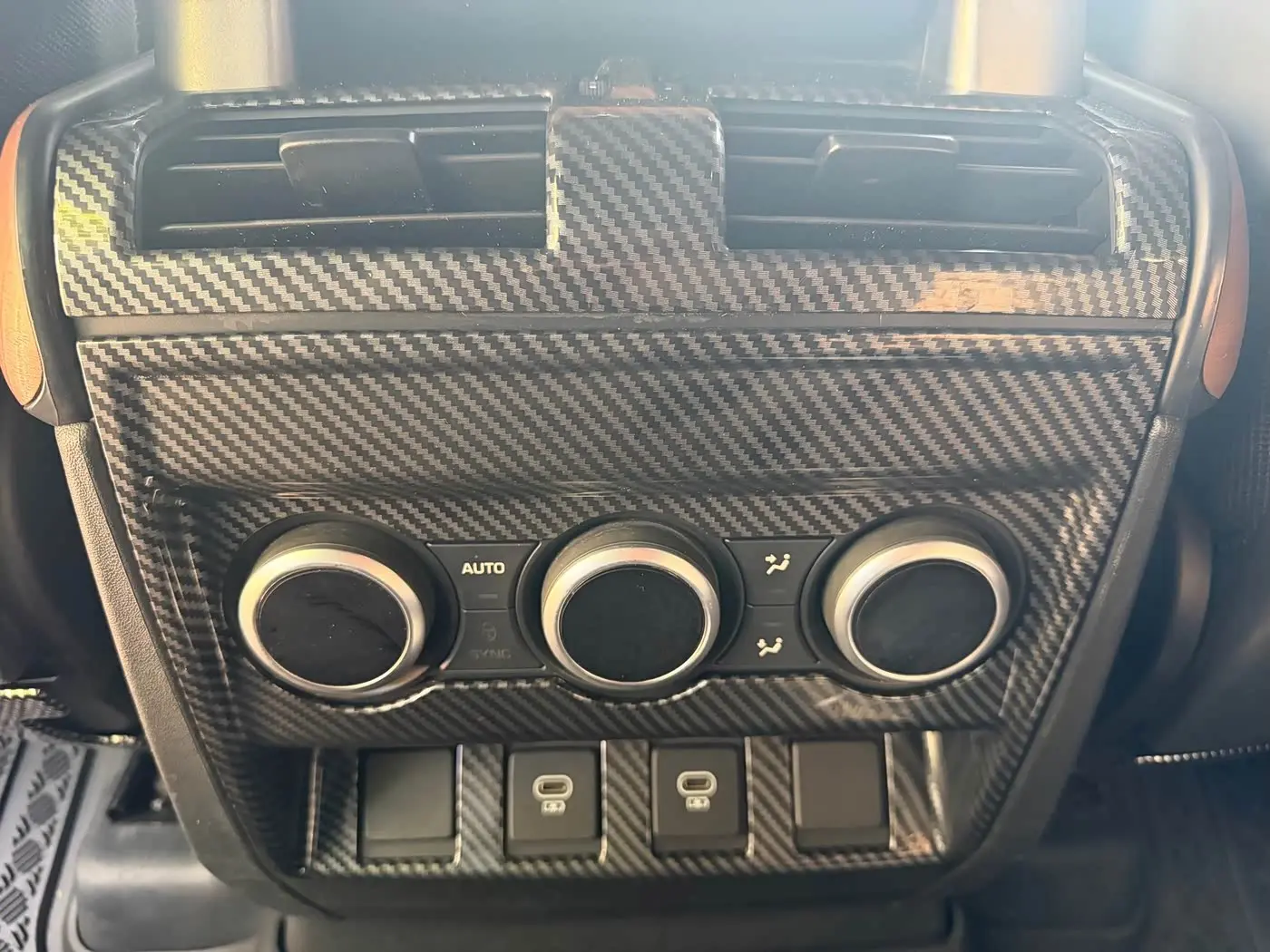 Land Rover Defender 2023 — Photo 9/15