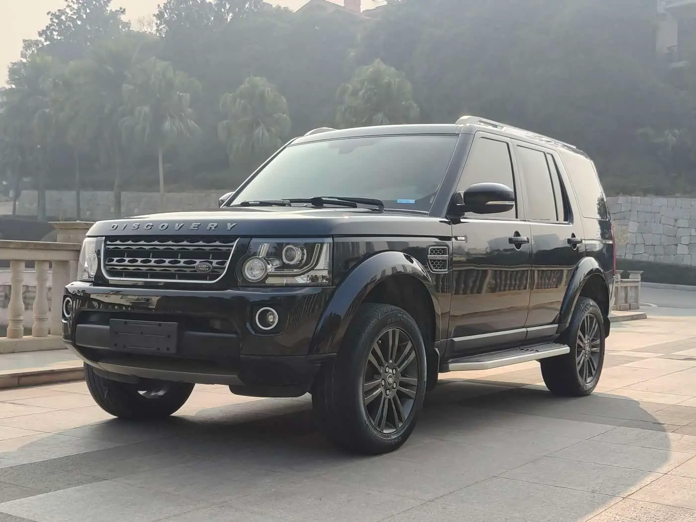Land Rover Discovery 2017 — Photo 1/16