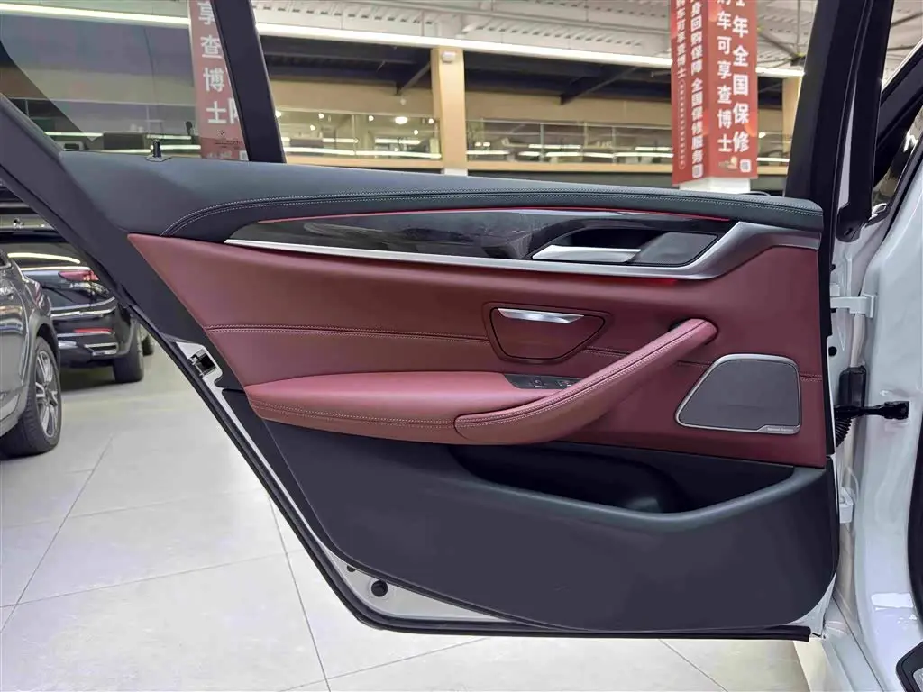 BMW 5 Series 2021 — ფოტო 13/17