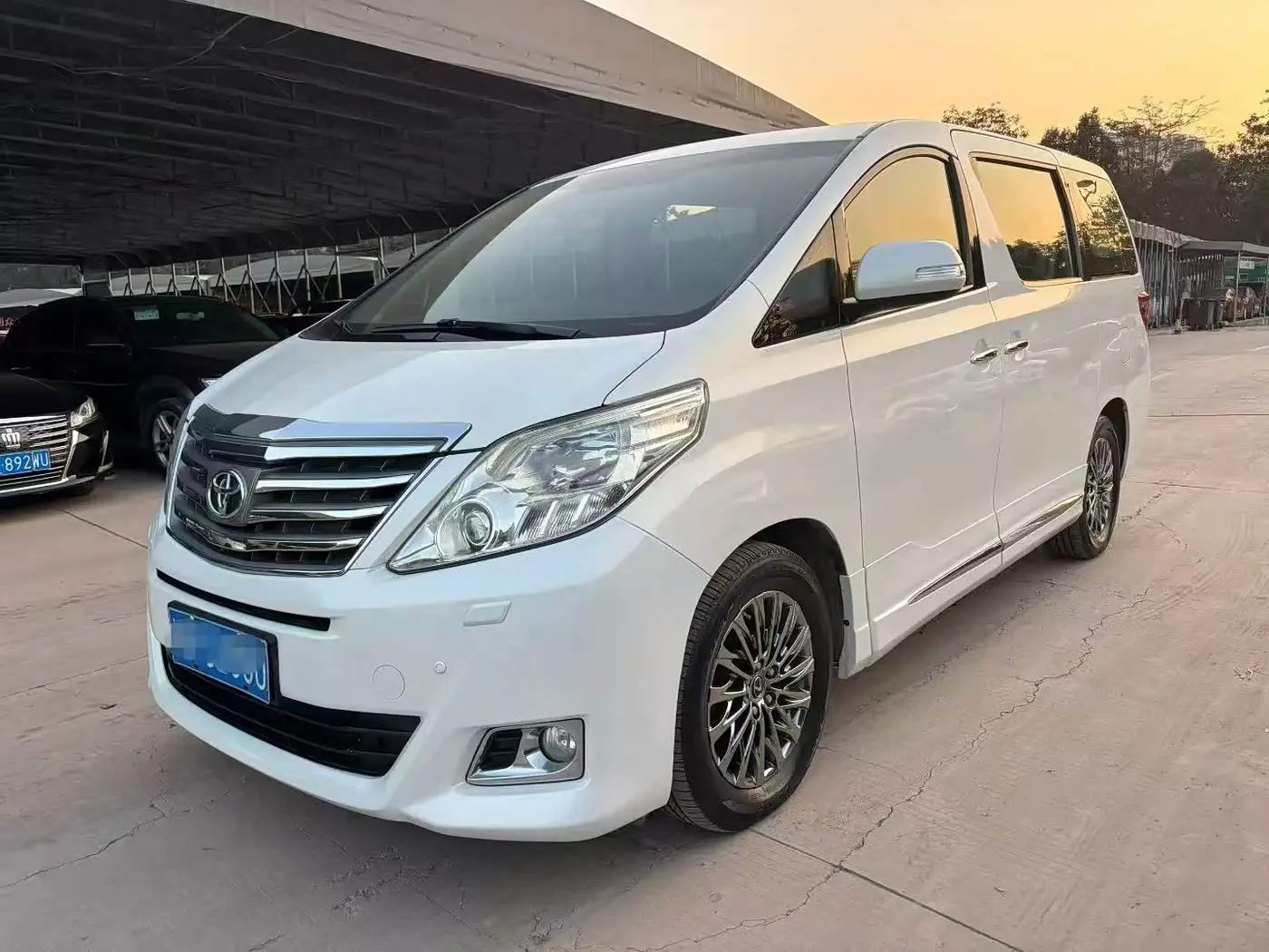 Toyota Alphard 2014 — ფოტო 1/8