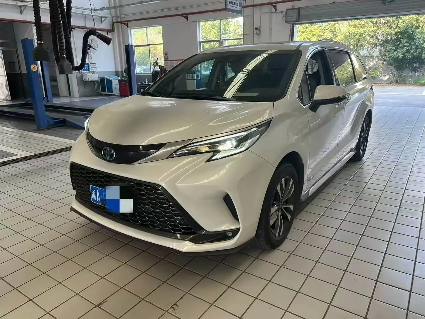 Toyota Granvia 2024 — Photo 1/9