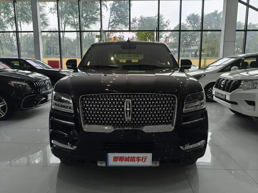 Lincoln Navigator 2022 — Photo 2/17