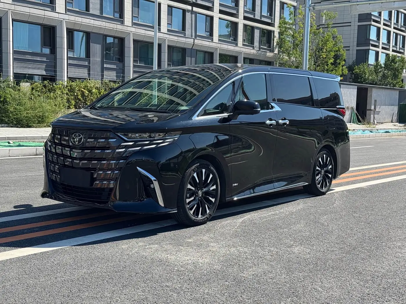 Toyota Alphard 2023 — Photo 1/20