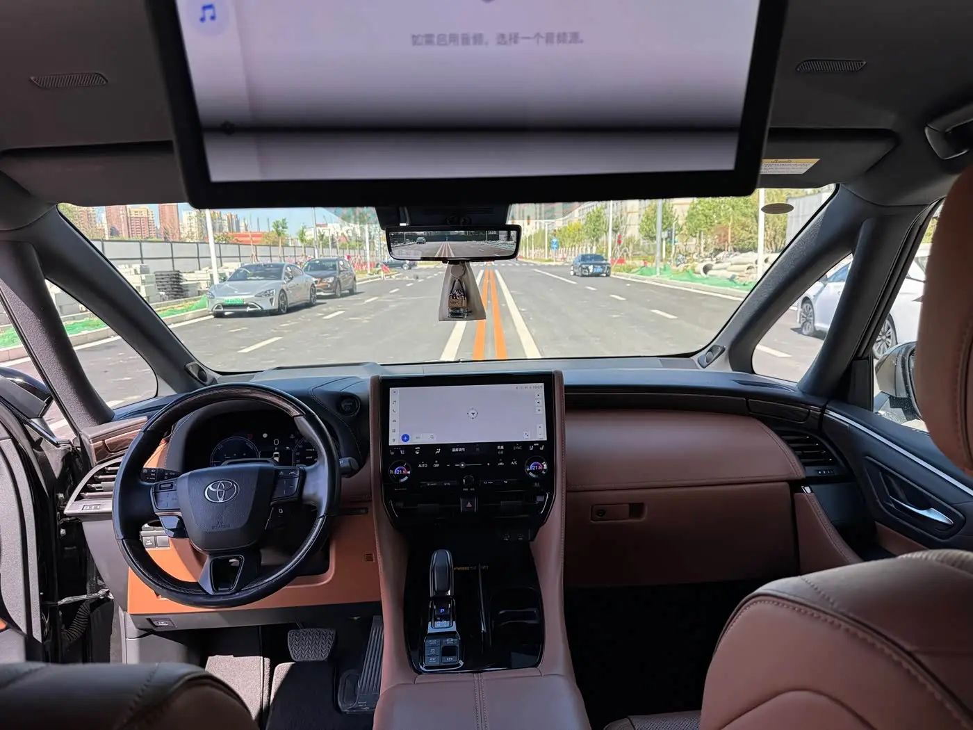 Toyota Alphard 2023 — Photo 13/20